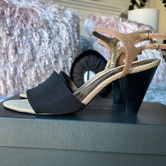 Tahari black Geneva sandals size 7. - Picture 3 of 11